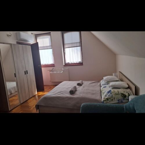 Camera cvadrupla la etaj cu baie