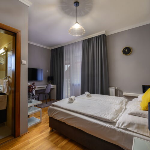 Camera dubla standard cu aer condiționat