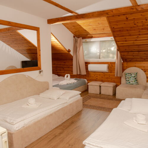 Camera cvadrupla family la mansardă