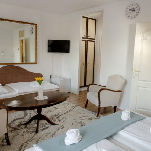 Camera tripla cu balcon