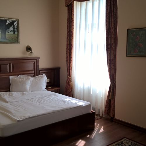 Camera dubla superior cu vedere spre oraș