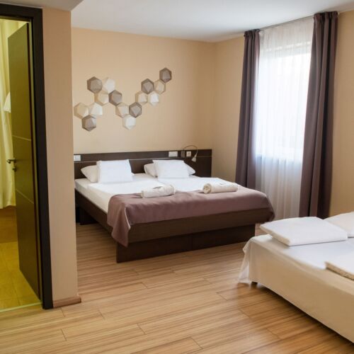 Camera cvadrupla cu o cameră familial(ă)