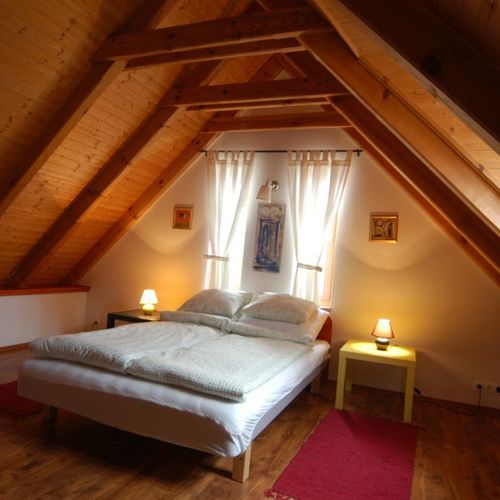 Camera dubla la mansardă cu panoramă (se poate solicita pat suplimentar)