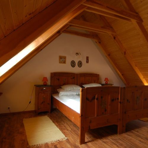 Camera twin la mansardă cu vedere spre curte