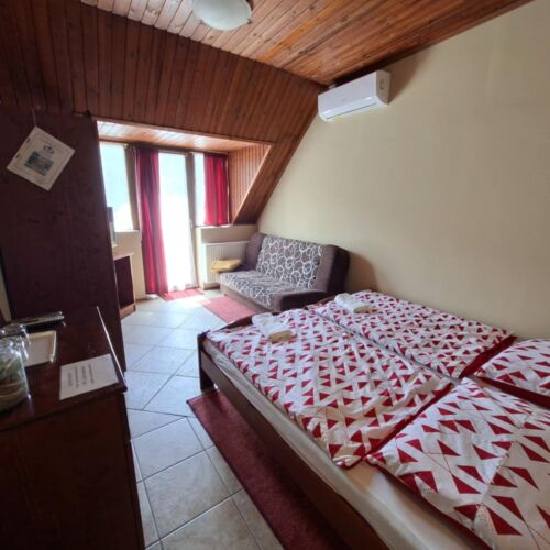 Pokoj s balkónem pro 2 os. s výhledem na jezero (s možností přistýlky)