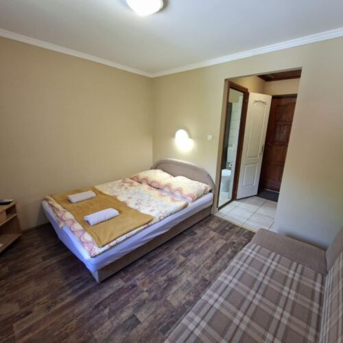 Pokoj s manželskou postelí s výhledem do zahrady s výhledem do dvora (s možností přistýlky)