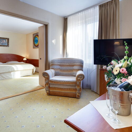 Apartament 4-osobowy z balkonem z 2 pomieszczeniami sypialnianymi