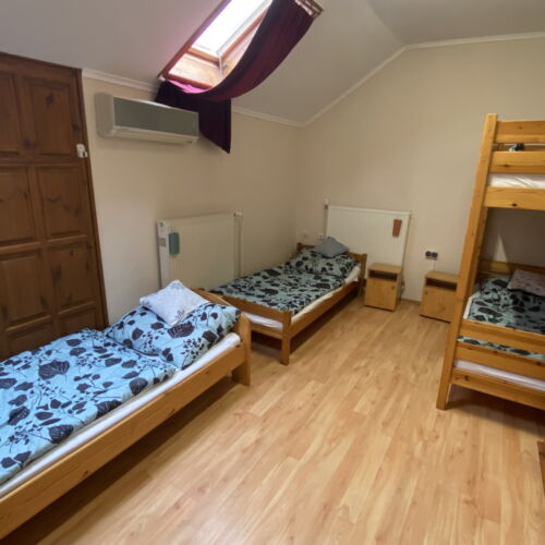 Camera cvadrupla la etaj cu baie