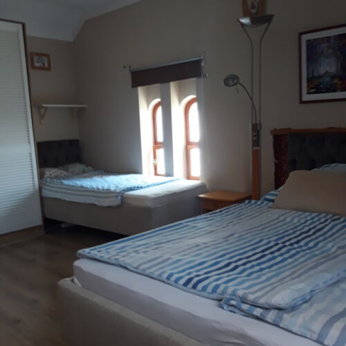 Apartament familial(ă) la mansardă cu 2 camere pentru 6 pers. (se poate solicita pat suplimentar)