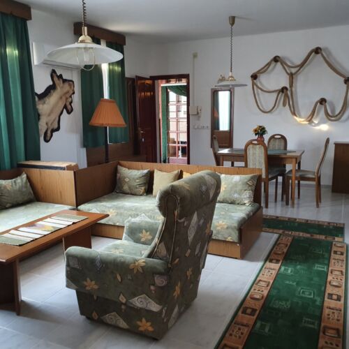 Apartament la parter cu 3 camere pentru 6 pers. (se poate solicita pat suplimentar)