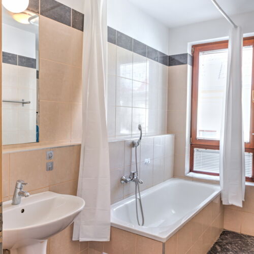 Apartament standard cu balcon cu 2 camere pentru 6 pers.