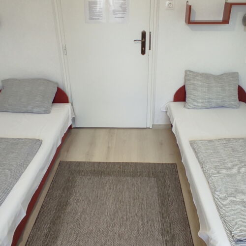 Pokój 2-osobowy Economy ze wspólną łazienką