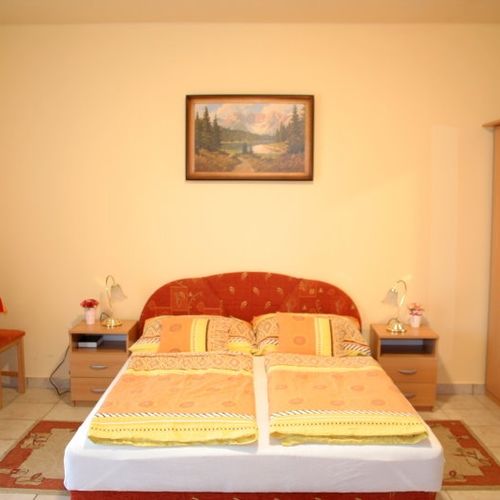 Apartament la parter cu balcon cu 1 camera pentru 2 pers.