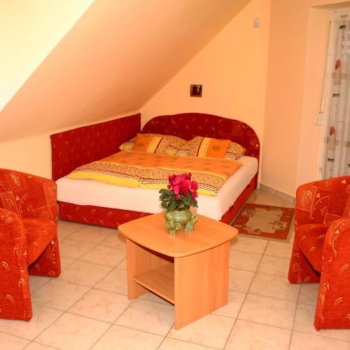 Apartament la etaj cu balcon cu 2 camere pentru 4 pers. (se poate solicita pat suplimentar)