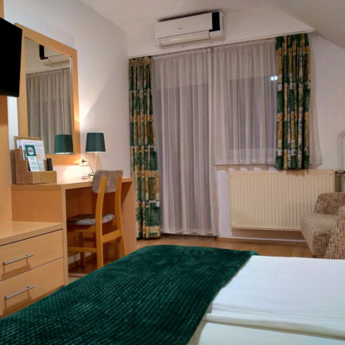 Camera twin mansardă cu balcon