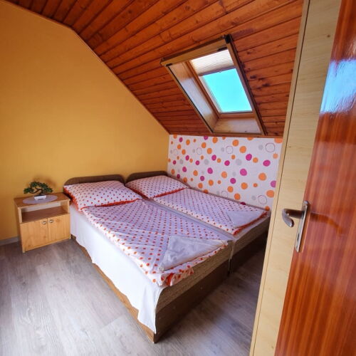 Apartament classic la mansardă cu 2 camere pentru 4 pers.