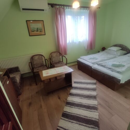 Camera dubla la mansardă cu vedere spre lac (se poate solicita pat suplimentar)