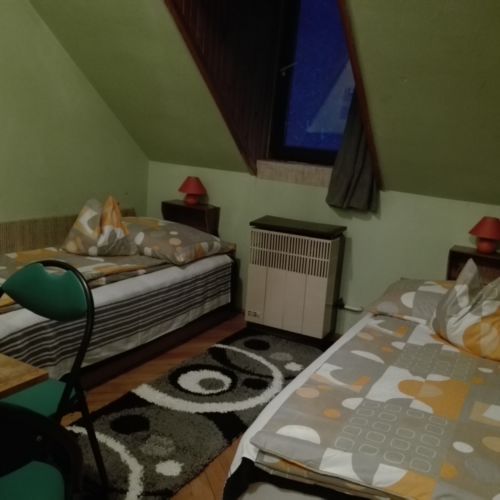 Emeleti fürdőszobás kétágyas szoba