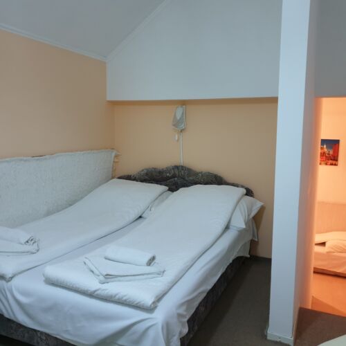 Camera cvadrupla mansardă