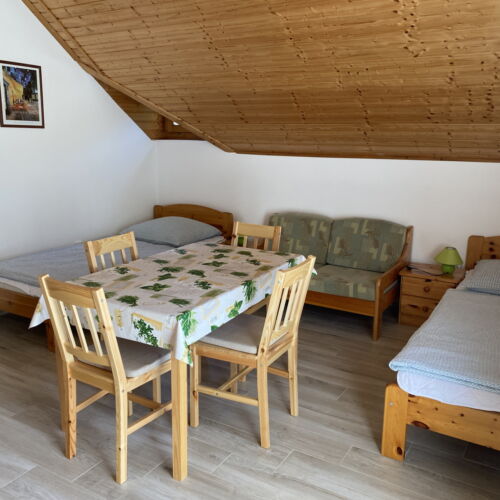 Apartament 4-osobowy z balkonem z klimatyzacją z 2 pomieszczeniami sypialnianymi