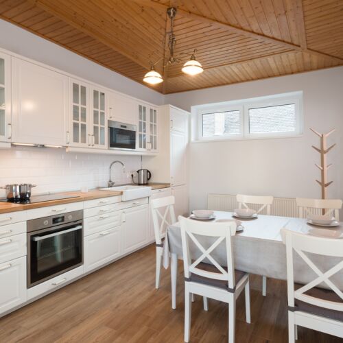 Apartament family la parter cu 2 camere pentru 4 pers. (se poate solicita pat suplimentar)