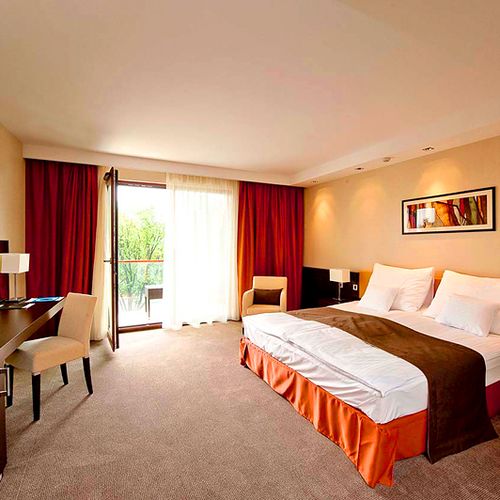 Camera twin superior cu balcon (se poate solicita pat suplimentar)