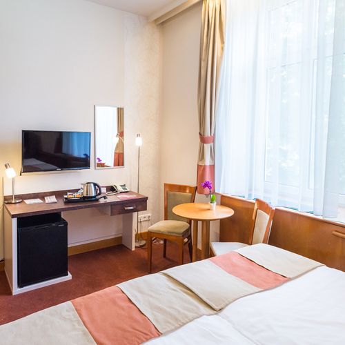 Camera twin classic la etaj