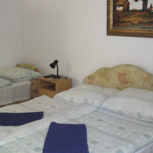 Camera tripla la parter cu baie