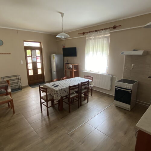 Apartament la parter cu vedere spre curte cu 2 camere pentru 8 pers.