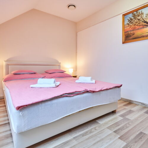 Tetőtéri fürdőszobás 2 fős apartman 1 hálótérrel