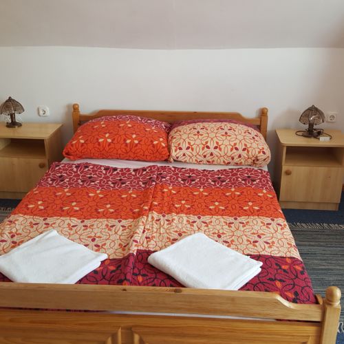 Pokoj s balkónem tV s plochou obrazovkou s manželskou postelí