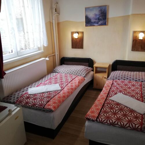 Pokój 4-osobowy z antresolą z widokiem na ogród