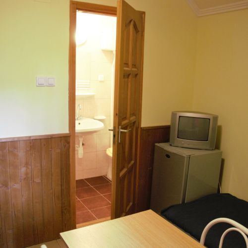 Camera twin la etaj cu vedere spre curte