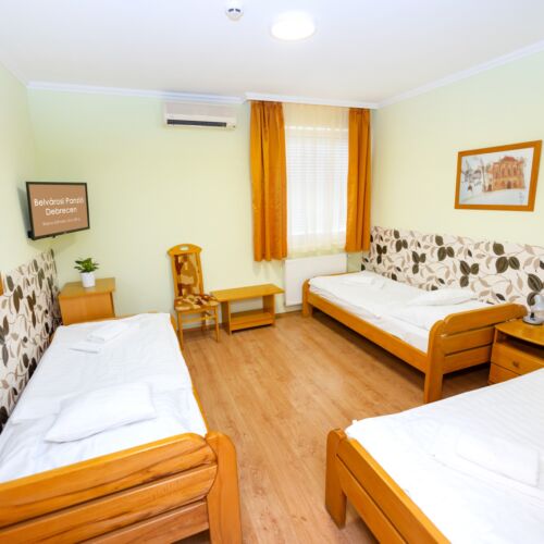 Emeleti háromágyas szoba