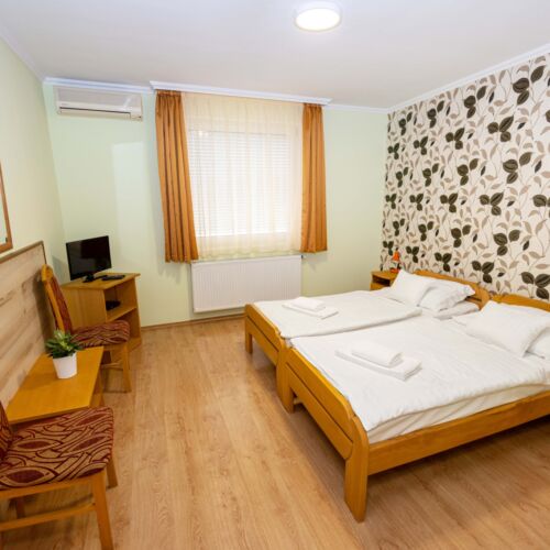 Emeleti kétágyas szoba