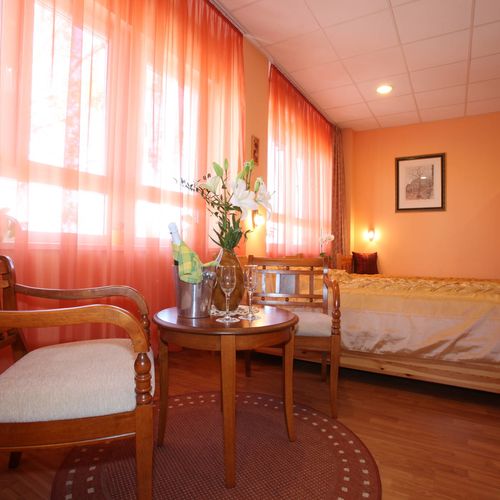 1-Room Suite for 3 Persons (extra bed available)