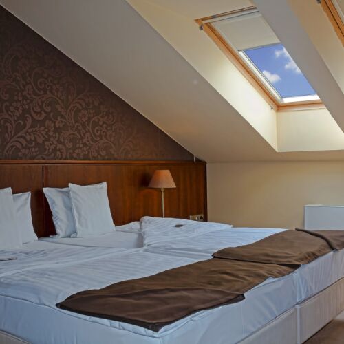 Camera twin standard la mansardă