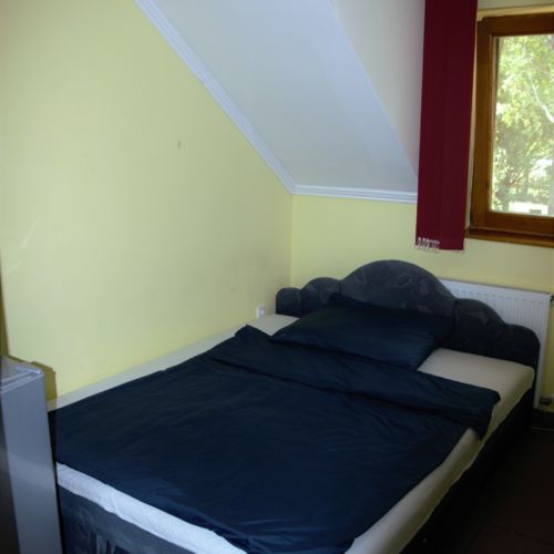 Camera dubla la etaj cu vedere spre curte