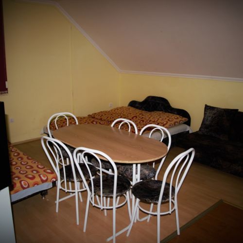 Camera cvadrupla la etaj cu vedere spre curte