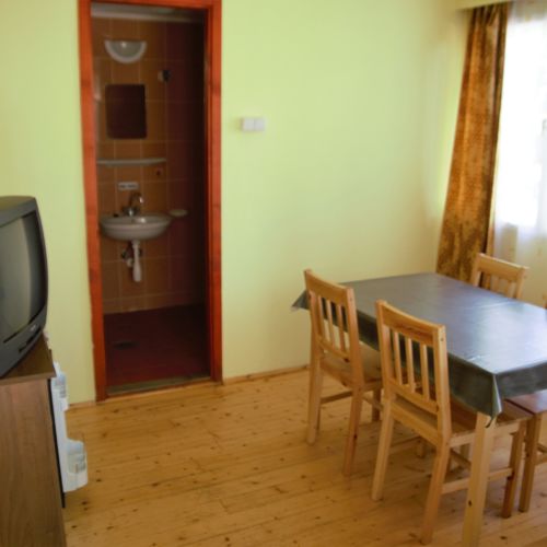 Cabană la parter accesibil(ă) persoanelor cu dizabilități pentru 5 pers. (se inchirieaza doar integral)