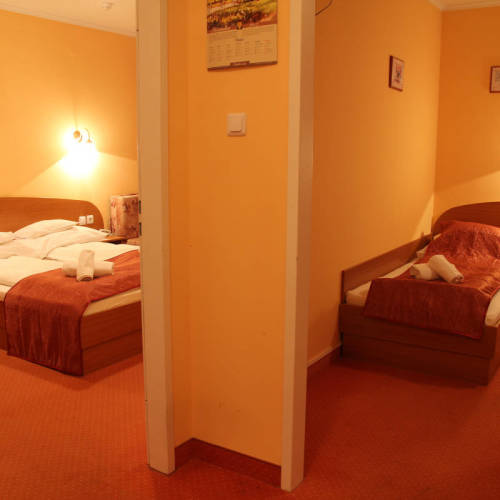 Apartament la etaj cu 2 camere pentru 4 pers. (se poate solicita pat suplimentar)