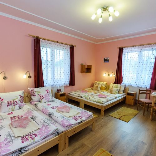 Camera cvadrupla la parter (se poate solicita pat suplimentar)