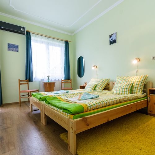 Camera twin la parter a