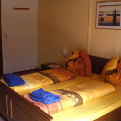 Doppelzimmer mit Balkon und Aussicht auf die Berge