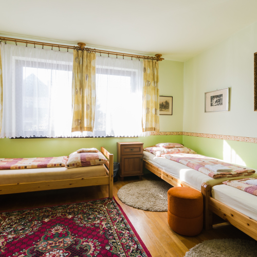 Camera tripla family la parter