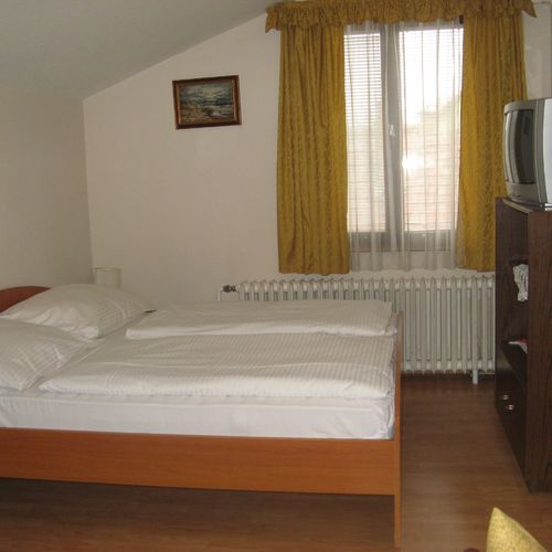 Camera twin la mansarda cu grup sanitar