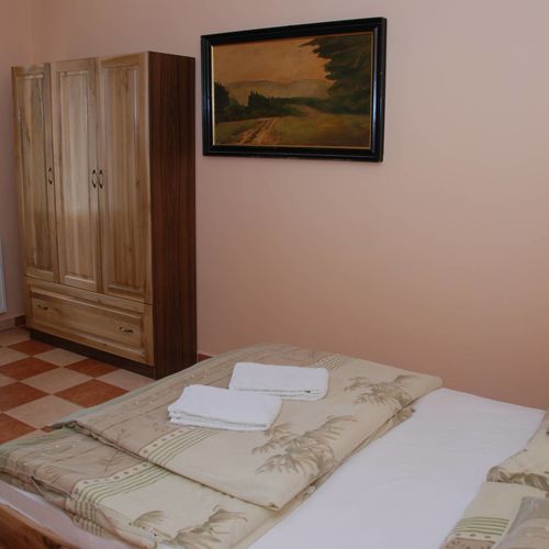 Camera dubla la etaj cu vedere spre curte