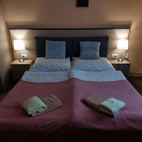 Camera twin la etaj cu grup sanitar