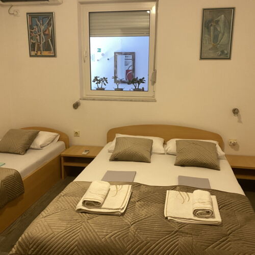 Apartament 8-osobowy na piętrze C1 1.kat z 3 pomieszczeniami sypialnianymi