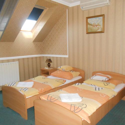 Camera cvadrupla tourist la mansardă